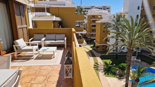 Taras z widokiem na basen i park apartament Doliva wynajem Punta Prima Torrevieja Costa Blanca